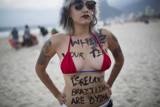 ‘반 월드컵’을 주장하며 시위를 벌이는 사회운동가 사라 윈터스