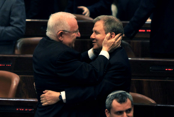 10일 이스라엘 예루살렘에서 새 대통령에 당선된 레우벤 리블린(왼쪽)이 승리 직후 경쟁자인 메이르 시트리트 의원과 포옹하고 있다. 예루살렘 AP 연합뉴스