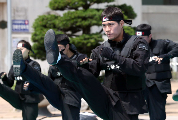 ‘허리는 곧게, 다리는 쭉 뻗고’