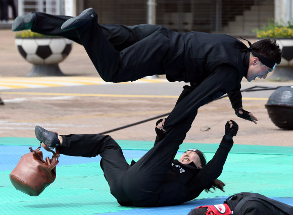 ‘여자라고 얕봤다간 이렇게 혼난다’