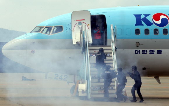 ‘비행기 테러도 예외는 아니지!’