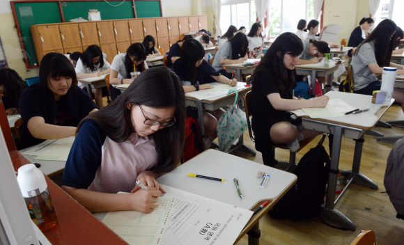 2015학년도 대학수학능력시험을 150여일 앞둔 12일 서울 종로구 풍문여고에서 고3 수험생들이 모의고사를 치르고 있다. 