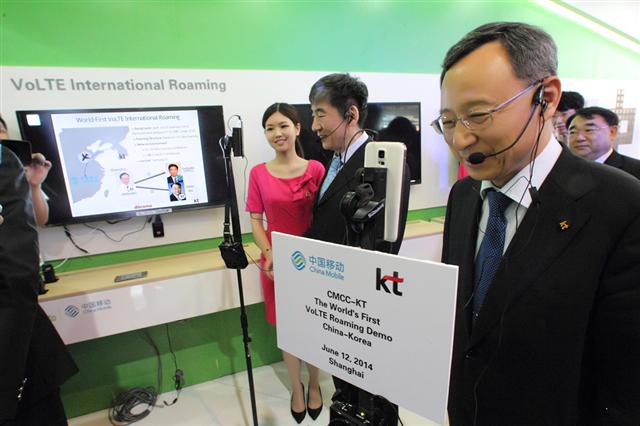 황창규(오른쪽) KT 회장이 12일 중국 상하이 모바일 아시아 엑스포 행사장에서 VoLTE 로밍 기술을 이용해 시궈화 차이나모바일 회장과 영상 통화를 하고 있다.  상하이 사진공동취재단