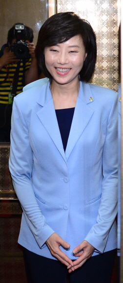 12일 여성으로서는 처음으로 청와대 정무수석에 임명된 조윤선 여성가족부 장관이 정부서울청사 엘리베이터에 올라탄 채 환하게 웃고 있다. 박윤슬 기자 seul@seoul.co.kr