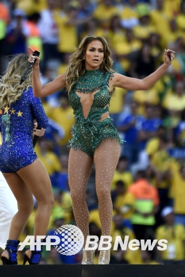 12일(현지시간) 상파울루 코린치앙스 경기장에서 열린 2014 FIFA 브라질월드컵 개막식에서 미국 팝가수 제니퍼 로페즈(Jennifer Lopez)와 브라질 출신 가수 클라우디아 레이떼가 함께 축하공연을 하고 있다.<br>ⓒ AFPBBNews=News1