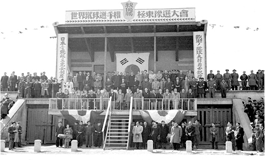 1954년 스위스 월드컵 예선에서 일본을 이기고 처음으로 본선 진출한 한국 축구단 환영식(사진=안전행정부 제공)