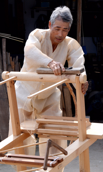 3대째 가업을 이어온 모시 베틀 장인 윤주열씨가 전통 방식으로 베틀을 만들고 있다.