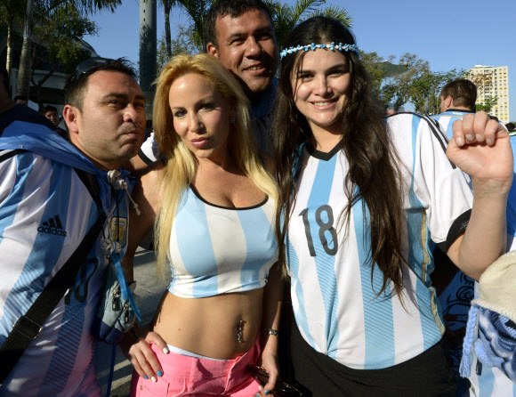 15일(현지시간) 브라질 리우데자네이루의 마라카낭 경기장에서 열린 2014 브라질월드컵 F조 예선 아르헨티나와 보스니아-헤르체고비나의 경기를 응원하러 온 아르헨티나 축구팬들 ⓒ AFPBBNews=News1
