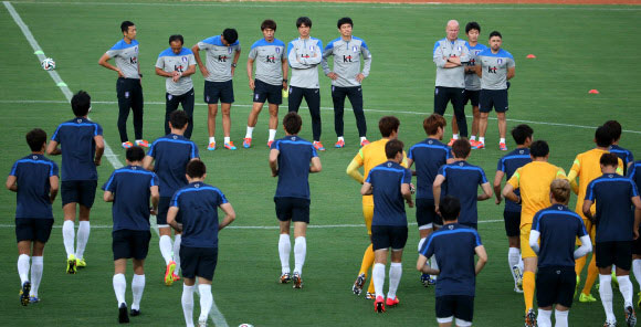 러시아와의 결전을 이틀 앞둔 16일 대표팀 선수들이 쿠이아바의 마투그로수연방대학(UFMT) 경기장에서 몸을 풀다 홍명보 감독 등 코칭 스태프들을 향해 달려가고 있다. 쿠이아바 연합뉴스