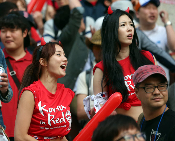 18일 브라질월드컵 한국과 러시아의 경기를 응원하기 위해 서울 광화문 광장에 모인 축구팬들이 중계방송을 지켜보며 한국팀을 응원하고 있다.  연합뉴스