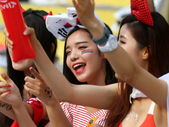 18일 브라질월드컵 한국과 러시아의 경기를 응원하기 위해 서울 광화문 광장에 모인 축구팬들이 중계방송을 지켜보며 한국팀을 응원하고 있다. 연합뉴스