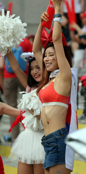 18일 브라질월드컵 한국과 러시아의 경기를 응원하기 위해 서울 광화문 광장에 모인 축구팬들이 중계방송을 지켜보며 한국팀을 응원하고 있다. 연합뉴스