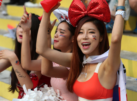 18일 브라질월드컵 한국과 러시아의 경기를 응원하기 위해 서울 광화문 광장에 모인 축구팬들이 중계방송을 지켜보며 한국팀을 응원하고 있다. 연합뉴스