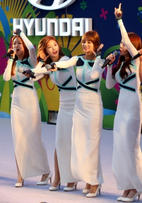 2014 브라질월드컵 대한민국-러시아 경기가 펼쳐진 18일 오전 서울 강남구 영동대로에서 그룹 걸스데이가 응원을 펼치고 있다. <br>연합뉴스