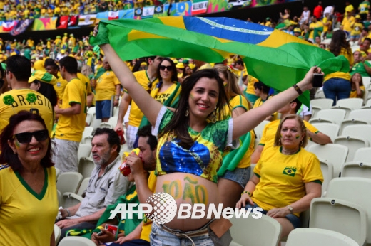 볼록한 배에 응원 글귀를 쓰고