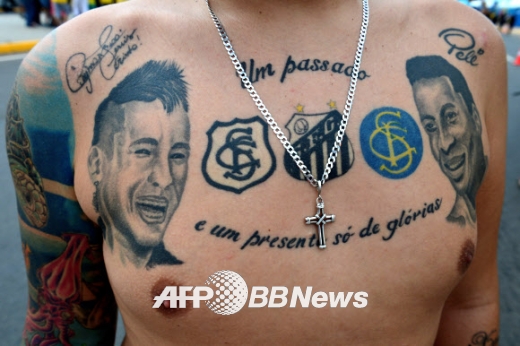 온 몸에 문신을 하고 응원하는 열정들.