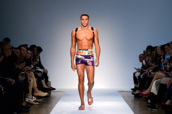영국 런던에서 16일(현지시간) ‘런던 콜렉션: 맨(London Collections: Men)’ 패션쇼가 열렸다. 이번 패션쇼에서는 2015 봄/여름 컬렉션을 주제로 여러 유명 디자이너들의 의상을 선보였다.  모델이 브랜드 모스키노의 수영복 팬티를 입고 워킹하고 있다. 사진 ⓒ AFPBBNews=News1/ 온라인뉴스부 iseoul@seoul.co.kr