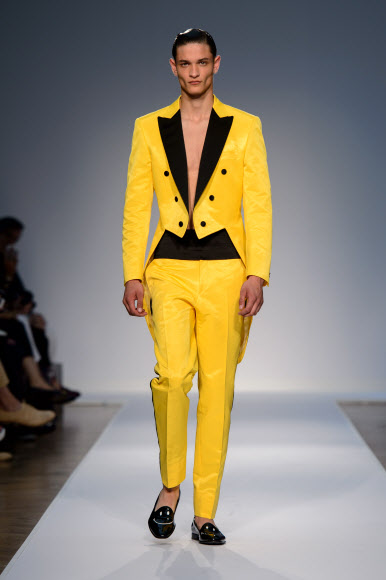 영국 런던에서 16일(현지시간) ‘런던 콜렉션: 맨(London Collections: Men)’ 패션쇼가 열렸다. 이번 패션쇼에서는 2015 봄/여름 컬렉션을 주제로 여러 유명 디자이너들의 의상을 선보였다.  모델이 브랜드 모스키노의 노란 정장을 입고 워킹하고 있다. 사진 ⓒ AFPBBNews=News1/ 온라인뉴스부 iseoul@seoul.co.kr