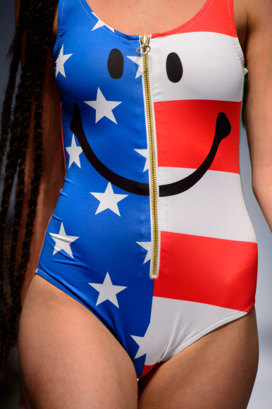 영국 런던에서 16일(현지시간) ‘런던 콜렉션: 맨(London Collections: Men)’ 패션쇼가 열렸다. 이번 패션쇼에서는 2015 봄/여름 컬렉션을 주제로 여러 유명 디자이너들의 의상을 선보였다.  모델이 브랜드 모스키노의 미국 성조기에 스마일을 가미한 디자인의 수영복을 입고 워킹하고 있다.  사진 ⓒ AFPBBNews=News1/ 온라인뉴스부 iseoul@seoul.co.kr