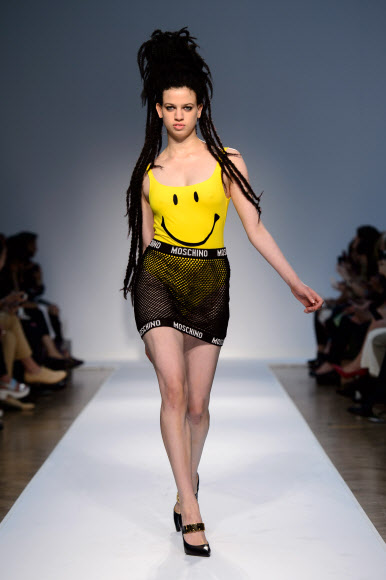 영국 런던에서 16일(현지시간) ‘런던 콜렉션: 맨(London Collections: Men)’ 패션쇼가 열렸다. 이번 패션쇼에서는 2015 봄/여름 컬렉션을 주제로 여러 유명 디자이너들의 의상을 선보였다.  모델이 브랜드 모스키노의 의상을 입고 워킹하고 있다. 사진 ⓒ AFPBBNews=News1/ 온라인뉴스부 iseoul@seoul.co.kr