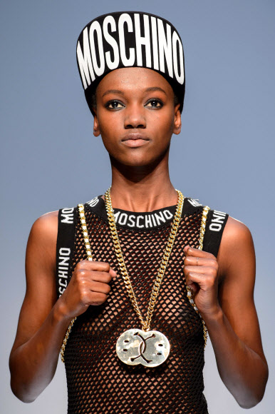 영국 런던에서 16일(현지시간) ‘런던 콜렉션: 맨(London Collections: Men)’ 패션쇼가 열렸다. 이번 패션쇼에서는 2015 봄/여름 컬렉션을 주제로 여러 유명 디자이너들의 의상을 선보였다.  모델이 브랜드 모스키노의 망사옷을 입고 워킹하고 있다. 사진 ⓒ AFPBBNews=News1/ 온라인뉴스부 iseoul@seoul.co.kr