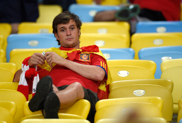 19일(한국시간) 오전 4시 브라질 히우데자네이루 에스타디오 마라카낭 경기장에서 열린 2014 FIFA 브라질월드컵 B조 조별예선 2차전 스페인과 칠레의 경기가 끝난 후 한 스페인 남성이 ‘믿을 수 없다’는 낙담한 표정으로 경기장을 떠나지 못하고 있다. 이날 칠레가 스페인을 2-0으로 이겨 B조 승점 6점에 도달했다. 사진 ⓒ AFPBBNews=News1/ 온라인뉴스부 iseoul@seoul.co.kr