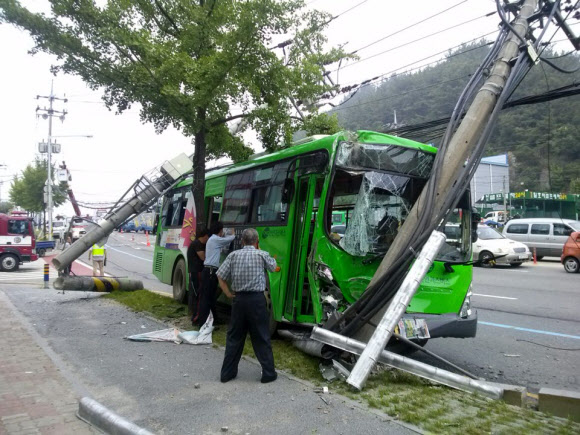 19일 오전 대전 서구 정림동 정림삼거리 부근에서 승객 3명을 태운 시내버스가 전봇대를 들이받았다. 사진은 사고 현장.  연합뉴스