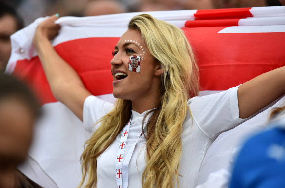 20일 오전4시(한국시간) 브라질 아레다 데 상파울루에서 열린 2014 브라질월드컵 D조 조별예선 2차전 우루과이와 잉글랜드의 경기에서 한 금발머리의 미녀가 잉글랜드 국기를 들고 환호성을 지르고 있다. 이날 열린 경기에서는 우루과이가 잉글랜드를 2-1로 이겼다. 사진 ⓒ AFPBBNews=News1/ 온라인뉴스부 iseoul@seoul.co.kr