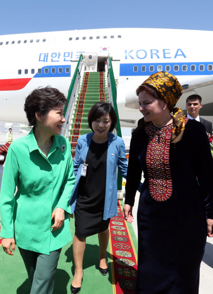 중앙아시아 3국을 방문중인 박근혜 대통령이 20일 오후 마지막 방문국인 투르크메니스탄 아슈하바트 국제공항에 도착, 야즈무하메도바 문화 부총리의 영접을 받고 있다.  연합뉴스