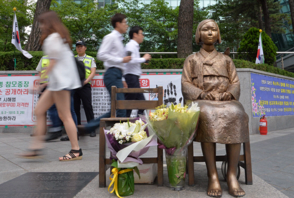 일본 정부가 고노 담화 검증 보고서를 발표한 20일 서울 종로구 주한 일본대사관 앞 위안부 소녀상 주변에 누군가 가져다 놓은 꽃다발이 나란히 세워져 있다.  박윤슬 기자 seul@seoul.co.kr