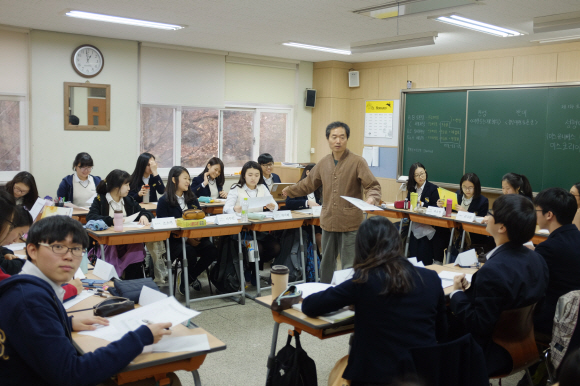 대원외고 학생들이 교실에 둘러앉아 토론 토너먼트 형식으로 진행되는 국어 수업을 듣고 있다. 대원외고 제공 