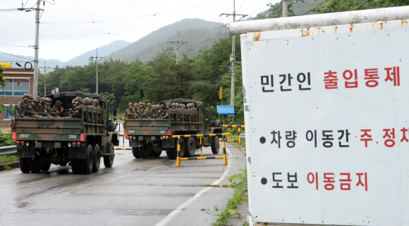 전날 동부전선 최전방 GOP에서 병사의 총기난사사건이 발생한 강원도 고성 일대에 서 22일 군 장병들이 무장한 채 민통선 안으로 수색작업투입이 되고 있다. 정연호 기자 tpgod@seoul.co.kr