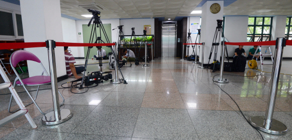 이틀째 창성동 정부청사 별관에 출근하지 않고 있는 문창극 총리후보자 사무실 앞에 기자와 방송 장비만 설치되어 있다. 안주영 기자 jya@seoul.co.kr