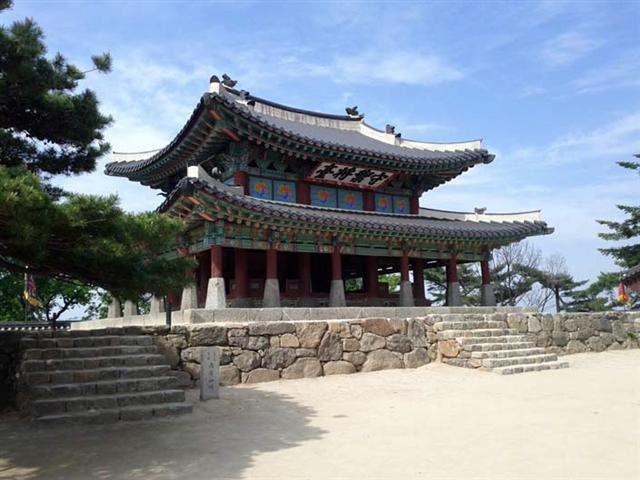 한국의 11번째 세계문화유산으로 등재된 남한산성의 수어장대. 5곳의 장대 중 유일하게 남은 누각으로 지휘와 관측을 목적으로 영조 27년(1751년) 중건됐다. 헌종 2년(1836년) ‘수어장대’라는 편액을 달았다. 문화재청 제공