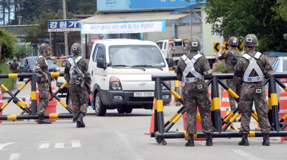 무장한 군 장병들이 22일 강원 고성군 일대에서 총기 난사 후 탈영한 임모 병장을 찾기 위해 차량 검문을 하고 있다. 정연호 기자 tpgod@seoul.co.kr
