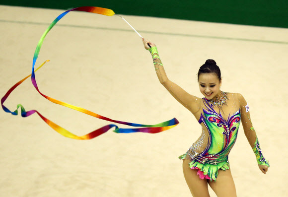 ’리듬체조 요정’ 손연재가 23일 오전 서울 노원구 태릉선수촌 리듬체조장에서 열린 리듬체조 세계선수권대회 및 아시아경기대회 2차 선발전에서 리본 연기를 펼치고 있다.  연합뉴스