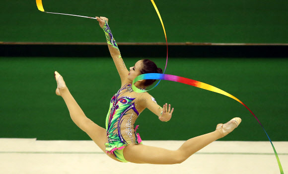 ’리듬체조 요정’ 손연재가 23일 오전 서울 노원구 태릉선수촌 리듬체조장에서 열린 리듬체조 세계선수권대회 및 아시아경기대회 2차 선발전에서 리본 연기를 펼치고 있다. 연합뉴스