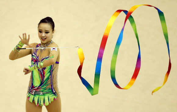 ’리듬체조 요정’ 손연재가 23일 오전 서울 노원구 태릉선수촌 리듬체조장에서 열린 리듬체조 세계선수권대회 및 아시아경기대회 2차 선발전에서 리본 연기를 펼치고 있다.  연합뉴스