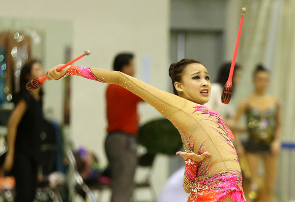 ’리듬체조 요정’ 손연재가 23일 오전 서울 노원구 태릉선수촌 리듬체조장에서 열린 리듬체조 세계선수권대회 및 아시아경기대회 2차 선발전에서 곤봉 연기를 펼치고 있다.  연합뉴스