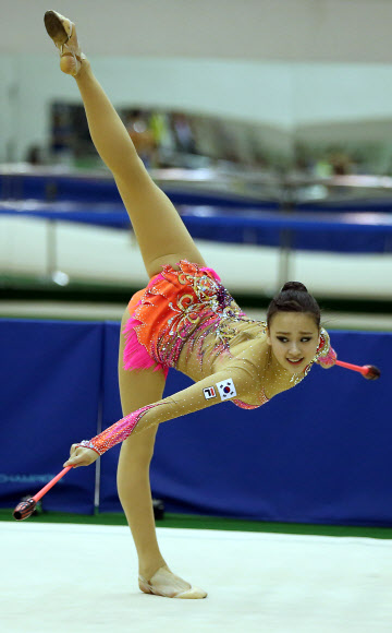 ’리듬체조 요정’ 손연재가 23일 오전 서울 노원구 태릉선수촌 리듬체조장에서 열린 리듬체조 세계선수권대회 및 아시아경기대회 2차 선발전에서 곤봉 연기를 펼치고 있다. 연합뉴스