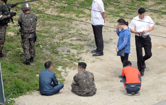 전방에서 총기사고가 발생한 지 사흘째인 23일 총기를 가지고 탈영한 임 병장이 있는 것으로 알려진 강원도 고성군 마차진리 현장 앞에서 임 병장의 가족들이 군 관계자와 이야기를 나누고 있다. 2014. 6. 23 정연호 기자 tpgod@seoul.co.kr