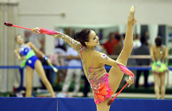 ’리듬체조 요정’ 손연재가 23일 오전 서울 노원구 태릉선수촌 리듬체조장에서 열린 리듬체조 세계선수권대회 및 아시아경기대회 2차 선발전에서 곤봉 연기를 펼치고 있다. 연합뉴스