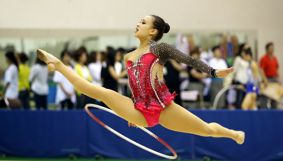 ’리듬체조 요정’ 손연재가 23일 오전 서울 노원구 태릉선수촌 리듬체조장에서 열린 리듬체조 세계선수권대회 및 아시아경기대회 2차 선발전에서 후프 연기를 펼치고 있다.  연합뉴스