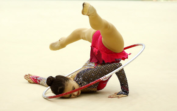 ’리듬체조 요정’ 손연재가 23일 오전 서울 노원구 태릉선수촌 리듬체조장에서 열린 리듬체조 세계선수권대회 및 아시아경기대회 2차 선발전에서 후프 연기를 펼치고 있다. 연합뉴스