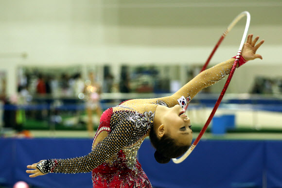 ’리듬체조 요정’ 손연재가 23일 오전 서울 노원구 태릉선수촌 리듬체조장에서 열린 리듬체조 세계선수권대회 및 아시아경기대회 2차 선발전에서 후프 연기를 펼치고 있다.  연합뉴스