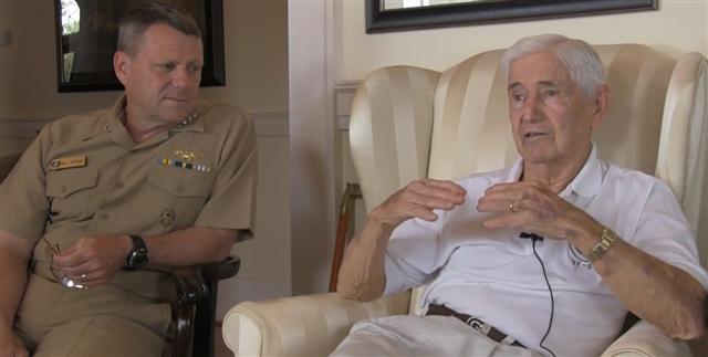 윌리엄 E 고트니(왼쪽) 미 해군 함대 사령관이 6·25전쟁 당시 해군 전투기 조종사로 참전한 아버지 윌리엄(오른쪽)의 이야기를 듣고 있다.  한국전참전용사디지털기념관 동영상 캡처