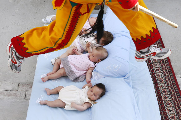 스페인의 카스드릴로 드 무르시아라는 도시에서 ‘엘 콜라초(아기 뛰어넘기 축제)’ 기간 중인 22일(현지시간) 악령으로 분장한 한 남자가 매트리스에 누워있는 아기들을 뛰어넘고 있다. 사진ⓒAFPBBNews=News1/ 온라인뉴스부 iseoul@seoul.co.kr