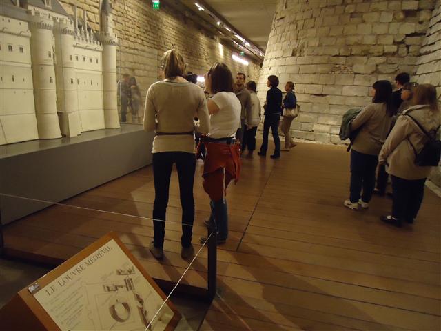 쉴리관에는 루브르 박물관 공사를 하면서 발견된 옛 성곽의 기초를 그대로 살려 루브르의 역사를 보여 주는 지하전시장을 만들어 놓았다. 파리 함혜리 선임기자 lotus@seoul.co.kr