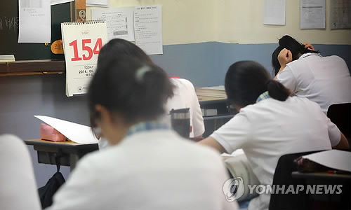 한국교육과정평가원은 2015학년도 대학수학능력시험 9월 모의평가를 9월 3일에 시행한다고 밝혔다. 사진은 지난 12일 수능 6월 모의평가를 치르고 있는 학생들의 모습. (연합뉴스 DB)