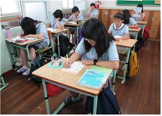 충남 서산여중 1학년 학생들이 25일 6·25전쟁 참전 유공자에게 전달할 편지를 쓰고 있다. 인간성회복운동추진협의회 제공